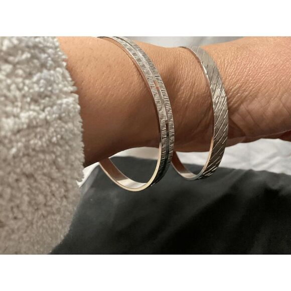 Pair Of Vintage Etched, Textured Silver Tone Bangles - Picture 1 of 3
